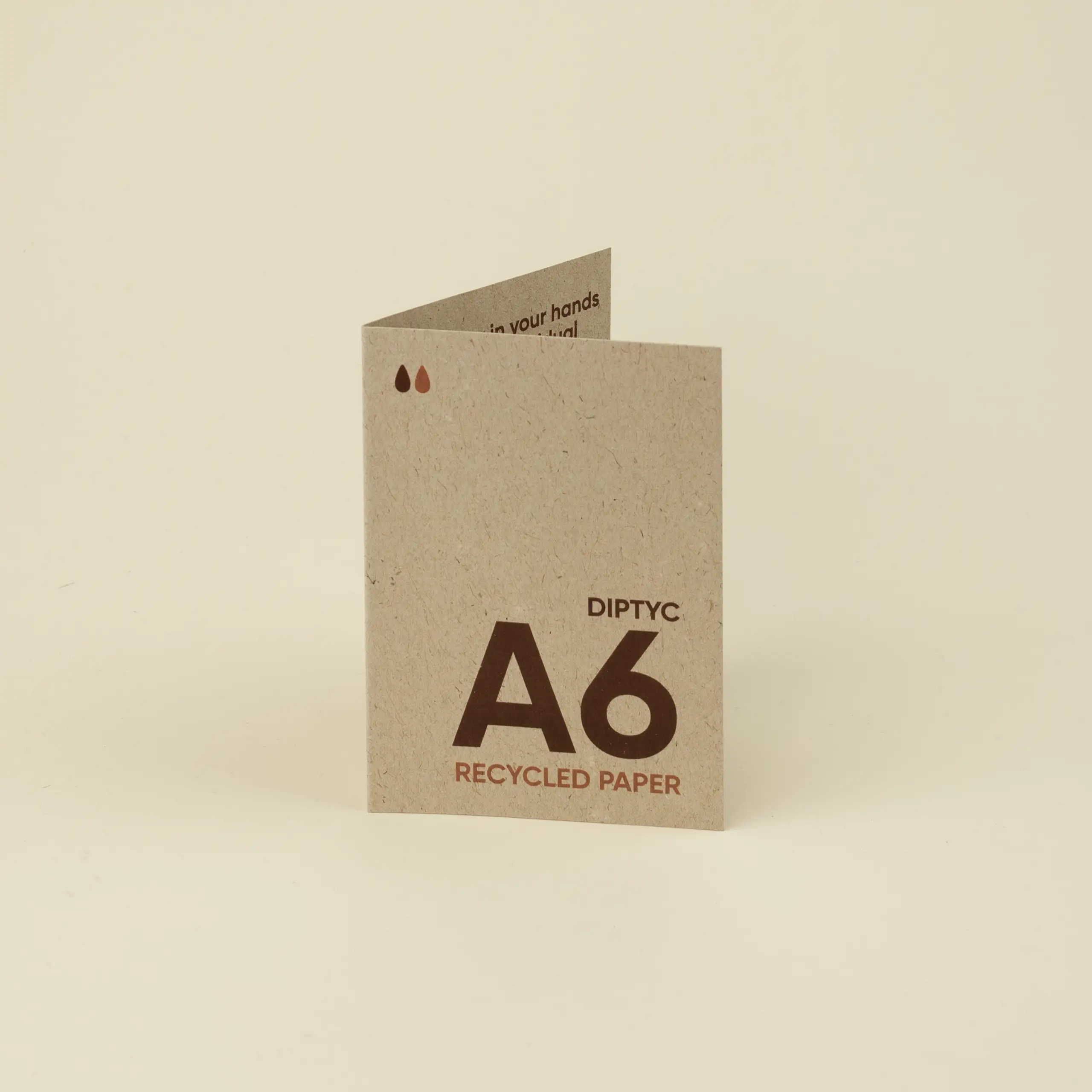 PAPIER ÉCOLOGIQUE: Carte pliante A6. Fermée : 10,5 x 14,8 cm.